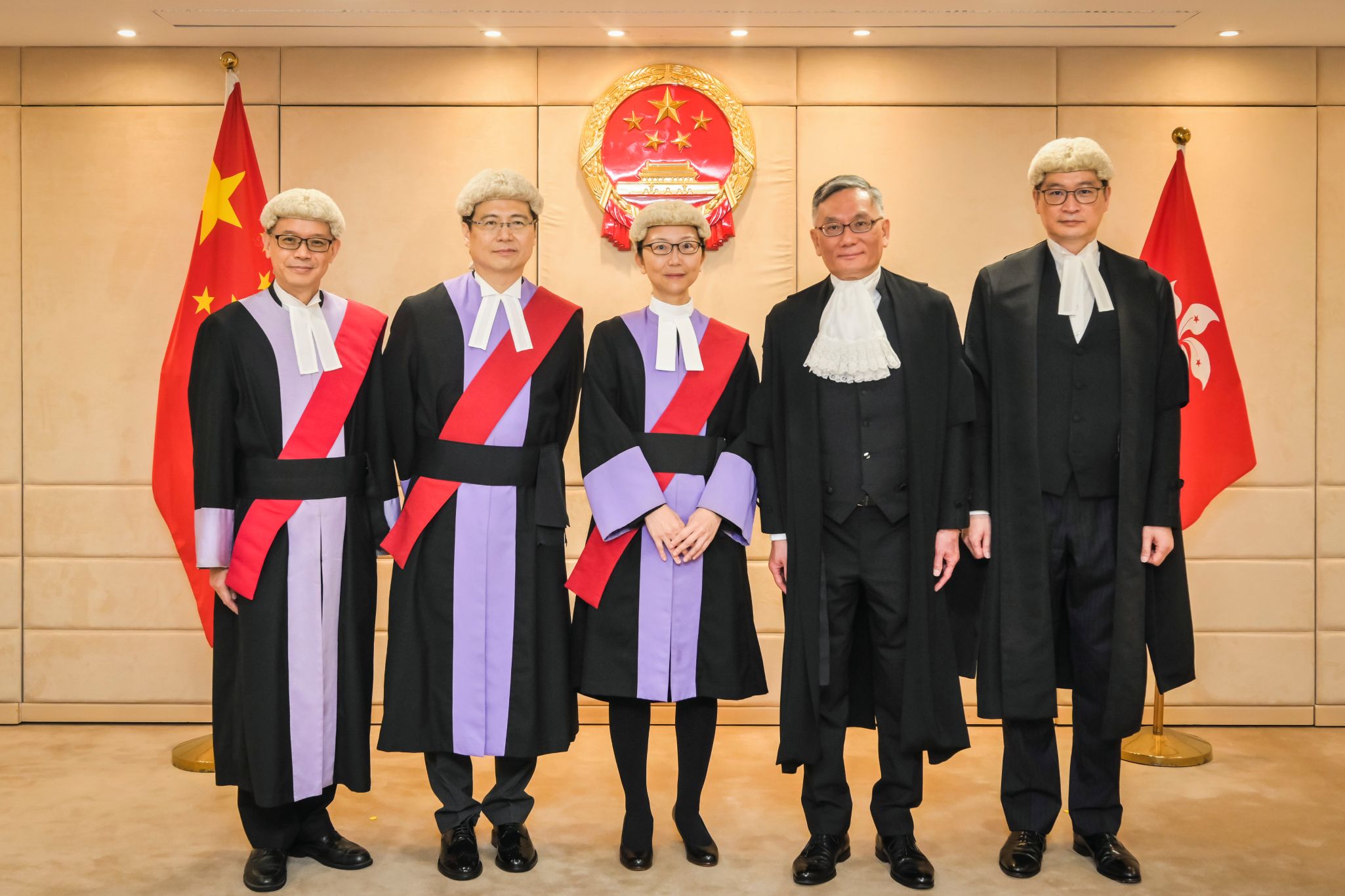 主任裁判官严舜仪（中）及常任裁判官叶树培（左二）获委任为区域法院法官